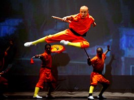 HERCI MNIŠI. Mnich z kláštera Šaolin v Číně předvádí bojové umění kung-fu....