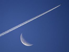 UHLOPŘÍČKA. Letadlo nechává svou stopu na ranní obloze v Königsteinu v Německu.
