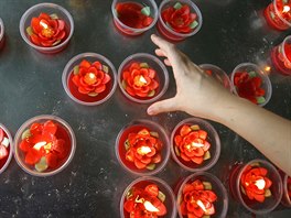 ROK KOHOUTA. Etničtí Číňané v Thajsku zapalují svíčky po modlitbě v  Leng Nuei...