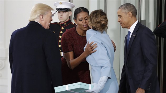 Barack Obama s man�elkou p�iv�tali budouc�ho prezidenta Donalda Trumpa s chot� v B�l�m dom�. (20. ledna 2017)