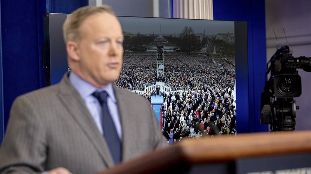 Mluv Blho domu Sean Spicer na tiskov konferenci (21. ledna 2017)