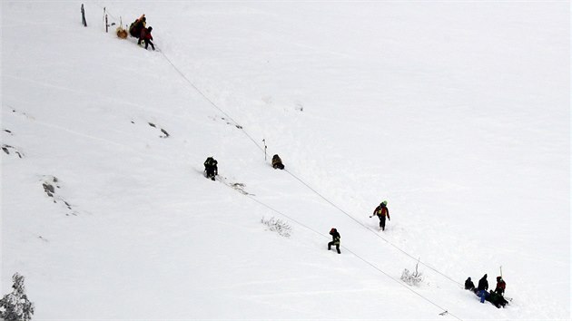 Záchranáři na místě nehody italského vrtulníku, který se zřítil v lyžařském resortu Campo Felice. (24.1.2017)