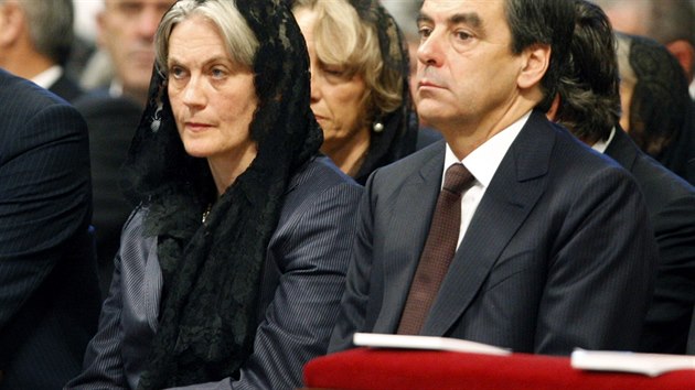 Velk favorit nadchzejcch prezidentskch voleb ve Francii Franois Fillon s manelkou. (11.10. 2009)