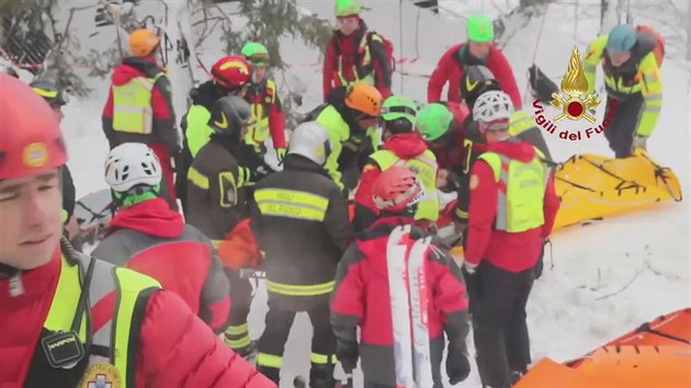 Italt hasii z hotelu zavalenho lavinou vyprostili nkolik lid (20. ledna 2017)