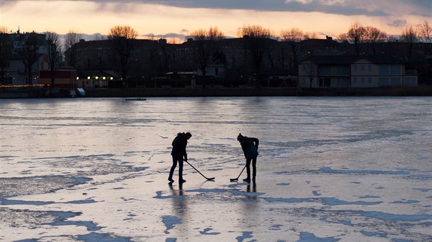Obyvatel Vdn hraj hokej na zamrzlm Starm Dunaji, jednom z ramen evropskho veletoku v rakouskm hlavnm mst (15. ledna 2017)
