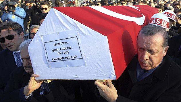 Istanbul. Poheb tureckho vojka, kter padl v boji s Islmskm sttem u syrskho msta al-Bb. Vpravo tureck prezident Erdogan  (21. ledna 2017)