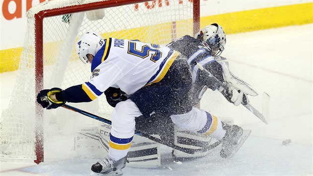 Colton Parayko ze St. Louis se nespn sna o pekonn Ondeje Pavelce v brance Winnipegu.