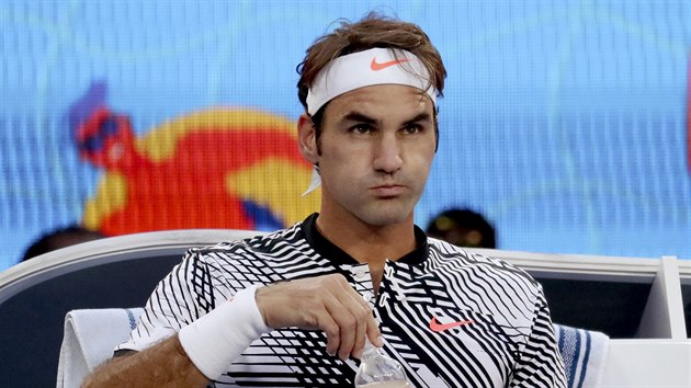 OBERSTVEN. Roger Federer dopluje tekutiny ve tvrtfinle Australian Open.