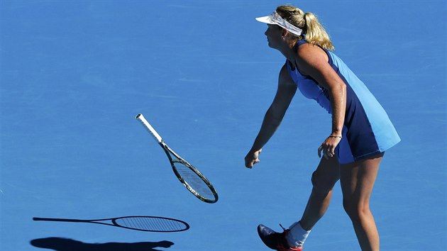 NEDA SE. Coco Vandewegheov hz raketou v semifinle Australian Open.