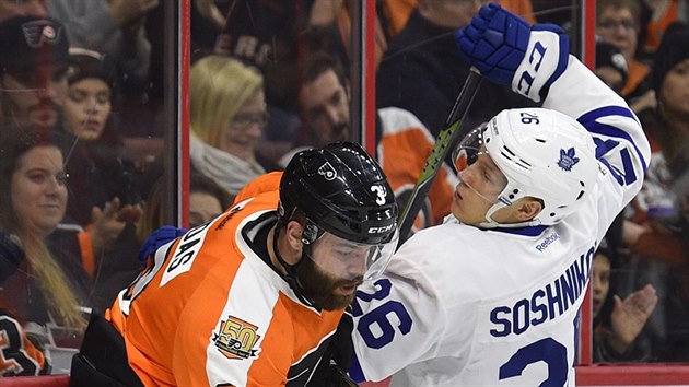 Radko Gudas (vlevo) z Philadelphie a Nikita Soshnikov z Toronta.