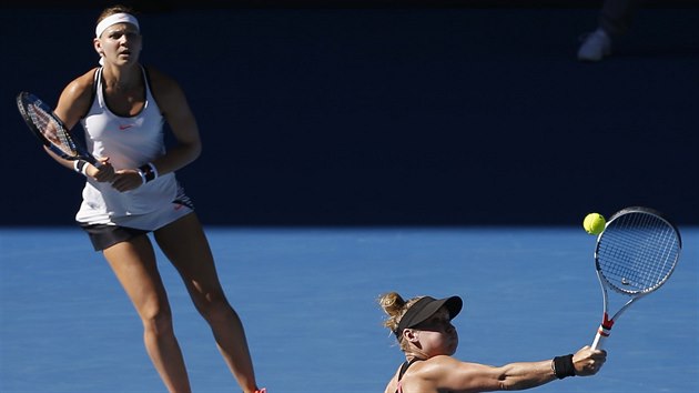Bethanie Mattekov-Sandsov se sna odehrt mek ve finle Australian Open. V pozad pihl jej deblov partnerka Lucie afov.