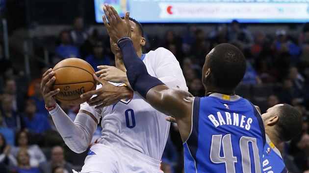 S mem let Russell Westbrook, fauluje ho Devin Harris, ruku nastavuje Harrison Barnes.