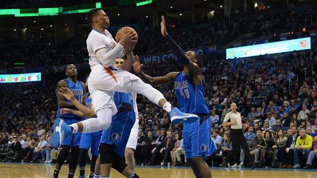 Russell Westbrook z Oklahoma City jde do zakonen v utkn s Dallasem.