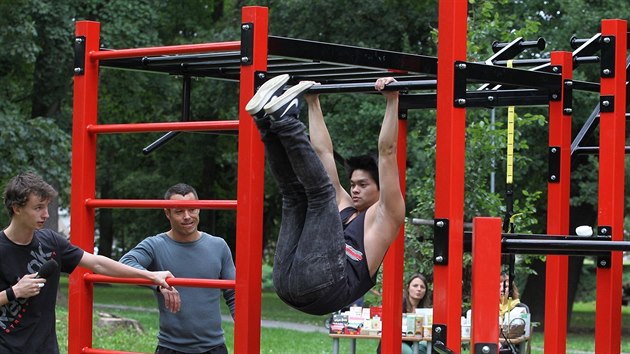 Street workout je cvien pouze s vahou vlastnho tla. Kombinuje posilovan s akrobaci a gymnastickmi prvky.