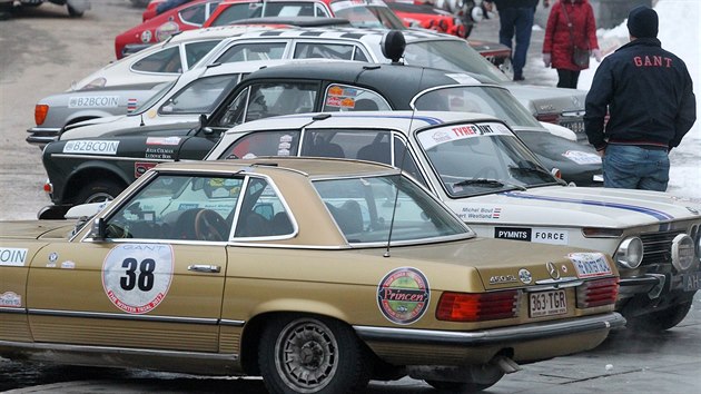 Závod historických vozidel z Chateau st Gerlach nedaleko Maastrichtu do Salzburgu v Rakousku. Karlovy Vary jsou pravidelnou zastávkou účastníků soutěže. Na snímku Mercedes 450 SL Gold 1974 australského účastníka.
