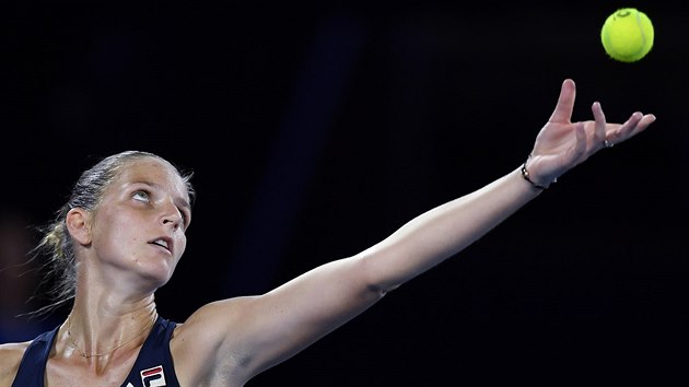 esk tenistka Karolna Plkov se pipravuje na servis v osmifinle Australian Open.