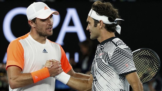 Nmeck tenista Mischa Zverev gratuluje Rogeru Federerovi k postupu do semifinle Australian Open.