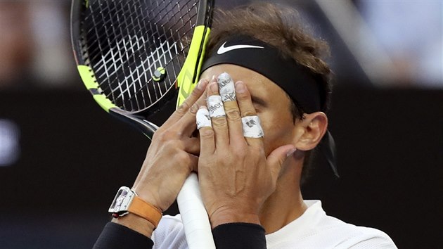 panlsk tenista Rafael Nadal schovv hlavu v dlanch bhem tvrtfinle Australian Open.