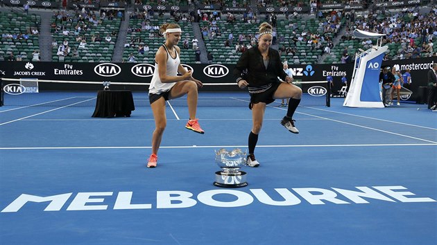 Lucie afov s Bethani Mattekovou-Sandsovou na oslavu titulu z Australian Open zatancovaly na kurtu.