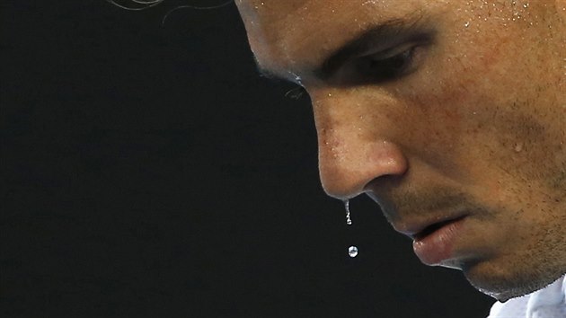 Detail zachycuje, jak se panlsk tenista Rafael Nadal v semifinle Australian Open pot.