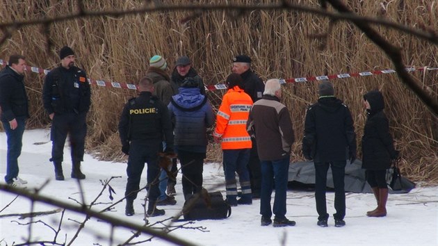 V Praze-Kyjch v nedli dopoledne chodec nalezl mrtvolu mue (29. ledna 2017).