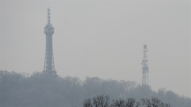 Smog v Praze. Pohled na Petnskou rozhlednu (20.1.2017)