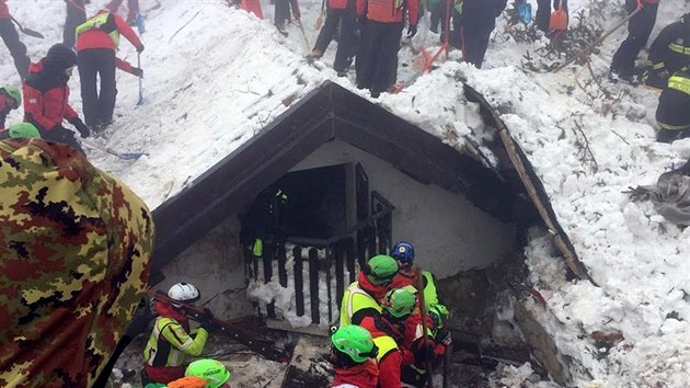 Zchrani pokrauj v odklzen snhu a trosek z laviny zavalenho hotelu Rigopiano v Itlii (22.1.2017)