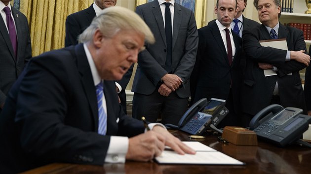Americký prezident Donald Trump v pondělí podepsal exekutivní příkaz o formálním odchodu Spojených států z Transpacifického partnerství (23. ledna 2017)