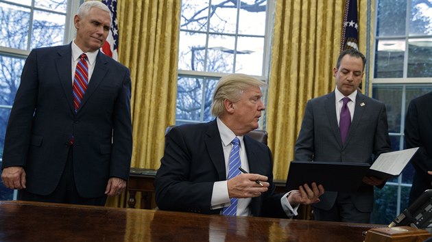 Americký prezident Donald Trump v pondělí podepsal exekutivní příkaz o formálním odchodu Spojených států z Transpacifického partnerství (23. ledna 2017)