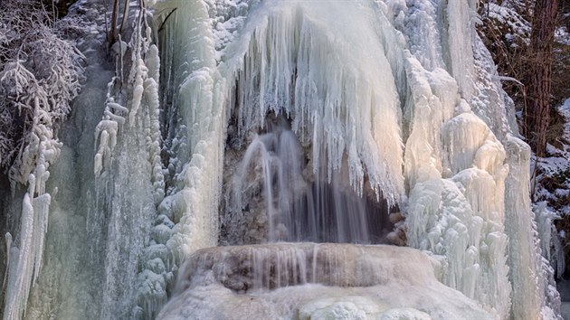 Vodopád v Terčině údolí u Nových Hradů po letech téměř celý zamrzl. Scéna připomíná pohádkový výjev.