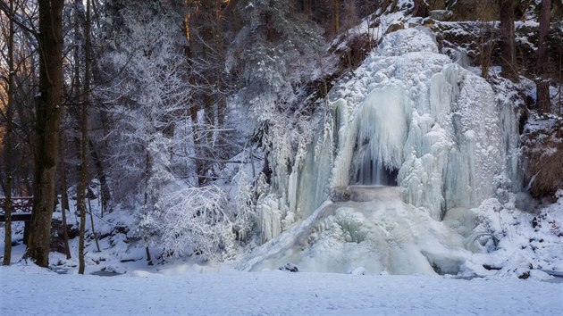 Vodopád v Terčině údolí u Nových Hradů po letech téměř celý zamrzl. Scéna připomíná pohádkový výjev.