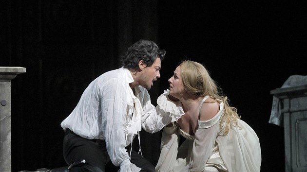 Vittorilo Grigolo jako Romeo a Diana Damrau jako Julie v Metropolitn opee