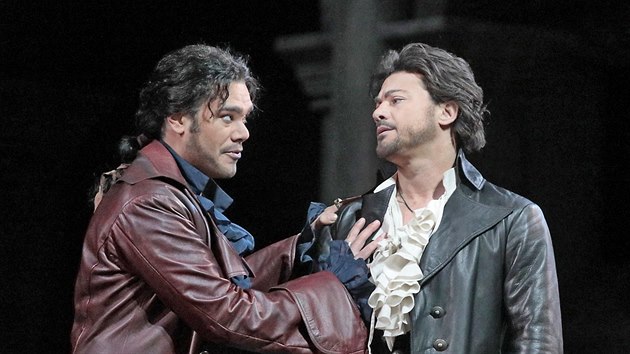 Elliot Madore jako Mercutio a Vittorio Grigolo jako Romeo v inscenaci Gounodovy opery Romeo a Julie v Metropolitn opee