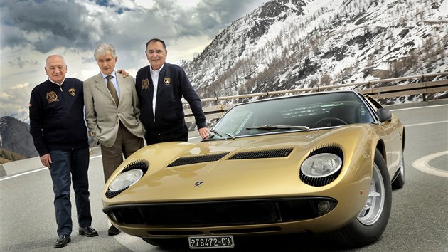 Zleva Paolo Stanzani, Marcello Gandini, Gian Paolo Dallara a Lamborghini Miura