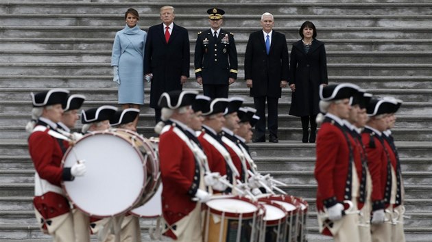 Trump pihl sti inauguranho prvodu ze schod Kapitolu (20. ledna 2017).