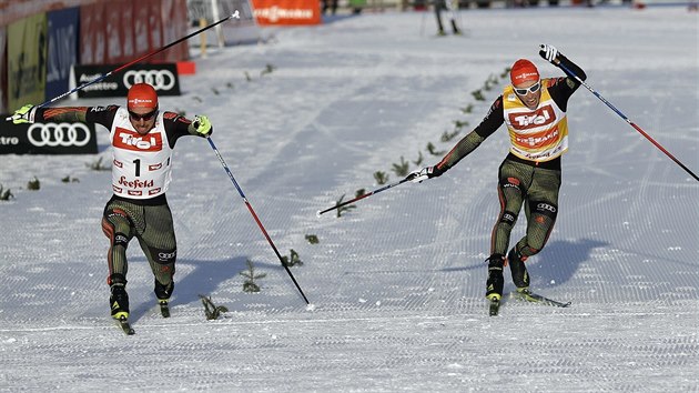 Nmeck sdruen Johannes Rydzek (vlevo) v Seefeldu v tsnm finii udolal svho kolegu z reprezentace Erika Frenzela.