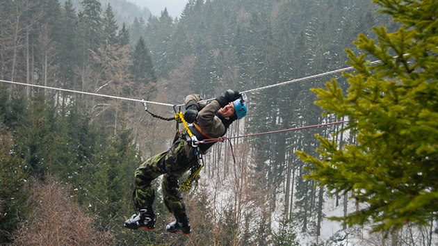 Extr�mn� arm�dn� z�vod Winter Survival nap��� Jesen�ky