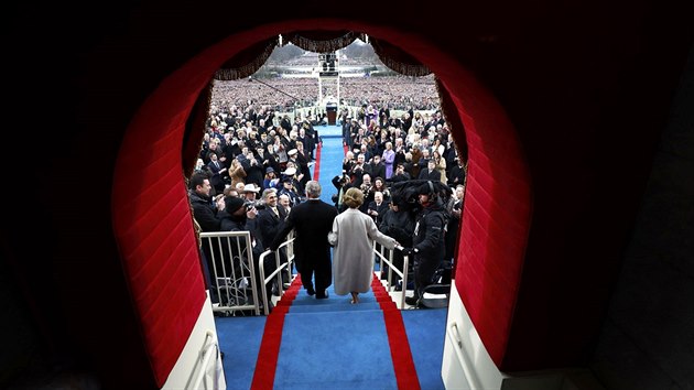 George Bush s manželkou Laurou přicházejí na slavnostní ceremoniál uvedení Donalda Trumpa do úřadu prezidenta USA. (20. ledna 2017)