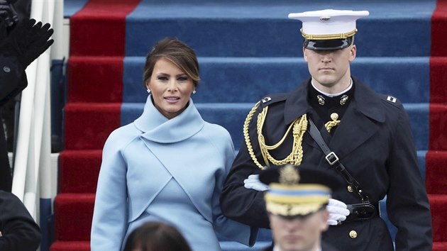 Melania Trumpov� p�ich�z� na slavnostn� ceremoni�l ve Washingtonu k uveden� sv�ho man�ela Donalda Trumpa do ��adu prezidenta USA. (20. ledna 2017)