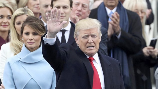 Donald Trump vt divky na slavnostnm ceremonilu ve Washingtonu k uveden do adu prezidenta USA. (20. ledna 2017)