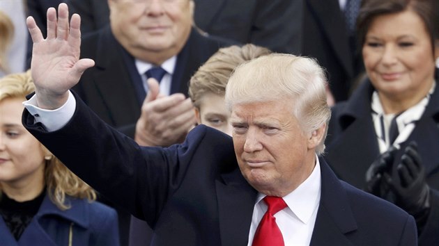 Donald trump vt divky na slavnostnm ceremonilu ve Washingtonu k uveden do adu prezidenta USA. (20. ledna 2017)