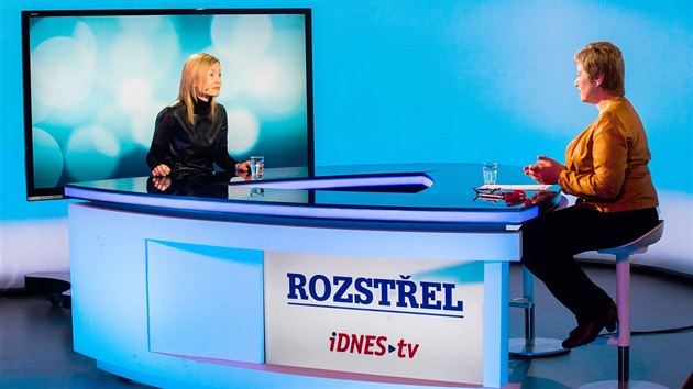 Socioložka Lenka Formánková (vlevo) a moderátorka Zuzana Kubátová v diskusním pořadu iDNES.tv Rozstřel (23. ledna 2017)