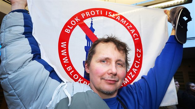 Obvodn� soud pro Prahu 10 zprostil St�edn� zdravotnickou �kolu v Praze 10 �aloby z diskriminace som�lsk� d�vky. Som�lka tvrdila, �e j� �kola zak�zala nosit ��tek a t�m ji nep��mo diskriminovala. (27. ledna 2017)
