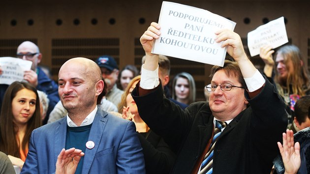 Protiislámský politický aktivista Martin Konvička (vlevo) při vynášení zprošťujícího rozsudku nad Střední zdravotnickou školou v Praze 10. (27. ledna 2017)