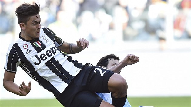 Paulo Dybala v souboji bhem zpasu Juventusu proti Laziu m.