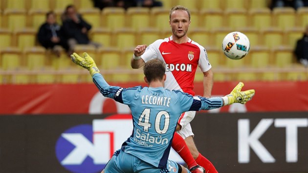 Fotbalista Monaka Valere Germain v akci s brankem Lorientu Benjaminem Lecomtem.