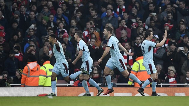 Radost fotbalist Burnley trvala jen chvli, v osm nastaven minut jim vzal bod promnnou penaltou Alexis Snchez z Arsenalu.