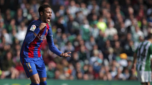 Brazilec Neymar z Barcelony bhem utkn panlsk ligy na hiti Betisu Sevilla.