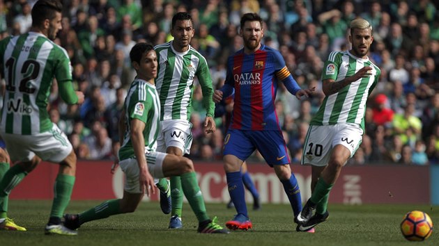 V OBLEEN. Kapitn Barcelony Lionel Messi se pokou prosadit proti pesile fotbalist Betisu Sevilla.