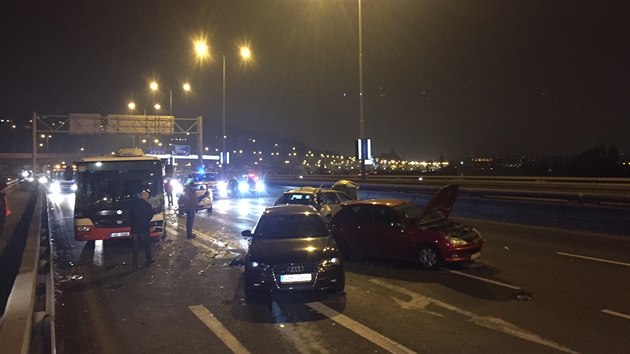 Na Barrandovskm most se v sobotu veer srazilo est aut a autobus.